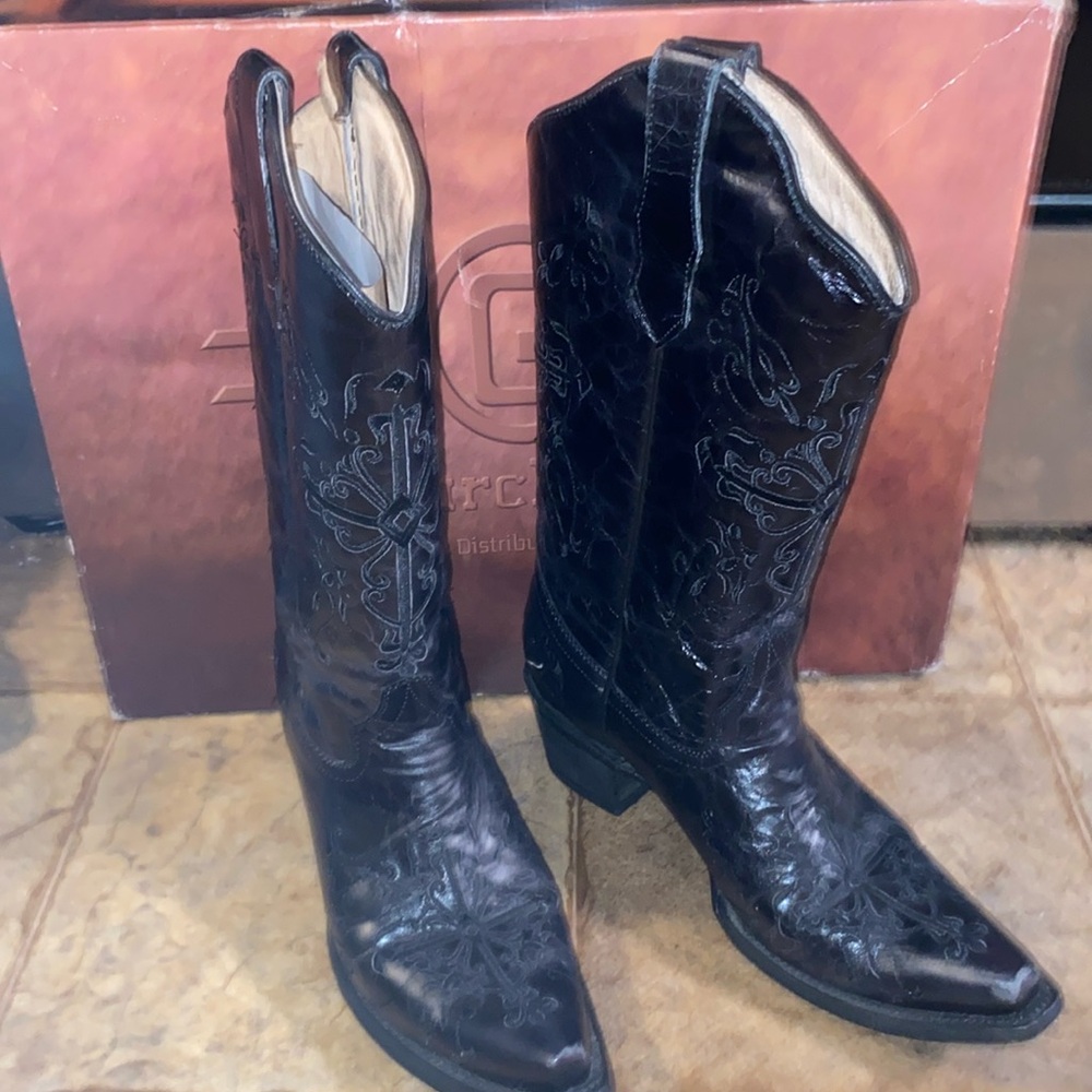 Black circle g boots